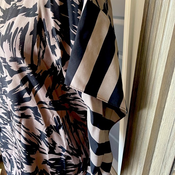 Sophisticated & Sassy! Vince Camuto blouse. Cute with white jeans or skirt. Fun! - Picture 4 of 7